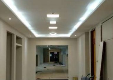 Corredor com forro rebaixado e iluminação em LED