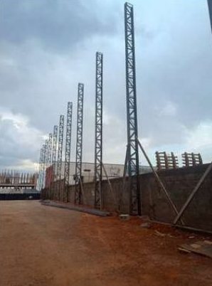 Pilares metálicos alinhados ao longo do terreno