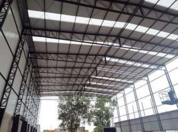 Cobertura metálica com faixas de iluminação natural