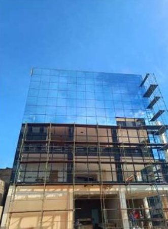Fachada em pele de vidro do edifício em construção