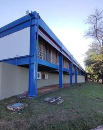 Vista lateral do prédio, com estrutura azul pintada