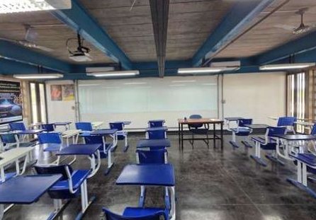 Sala de aula com projetor e quadro branco