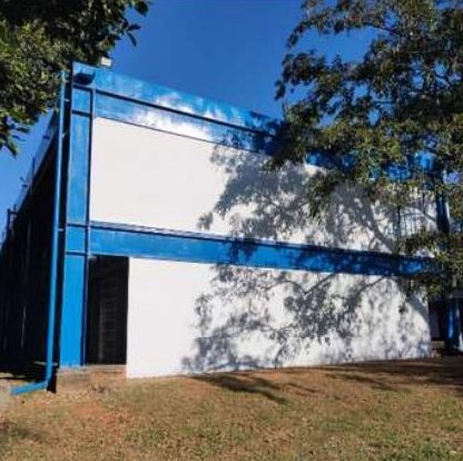 Fachada reformada, com paredes brancas e estrutura azul