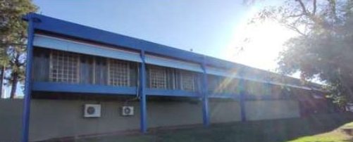 Vista longitudinal do prédio, com condensadores de ar-condicionado na fachada
