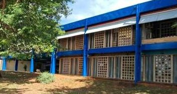 Fachada com cobogós e estrutura azul