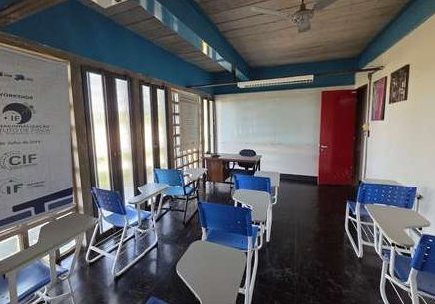 Sala de aula reformada, com carteiras azuis